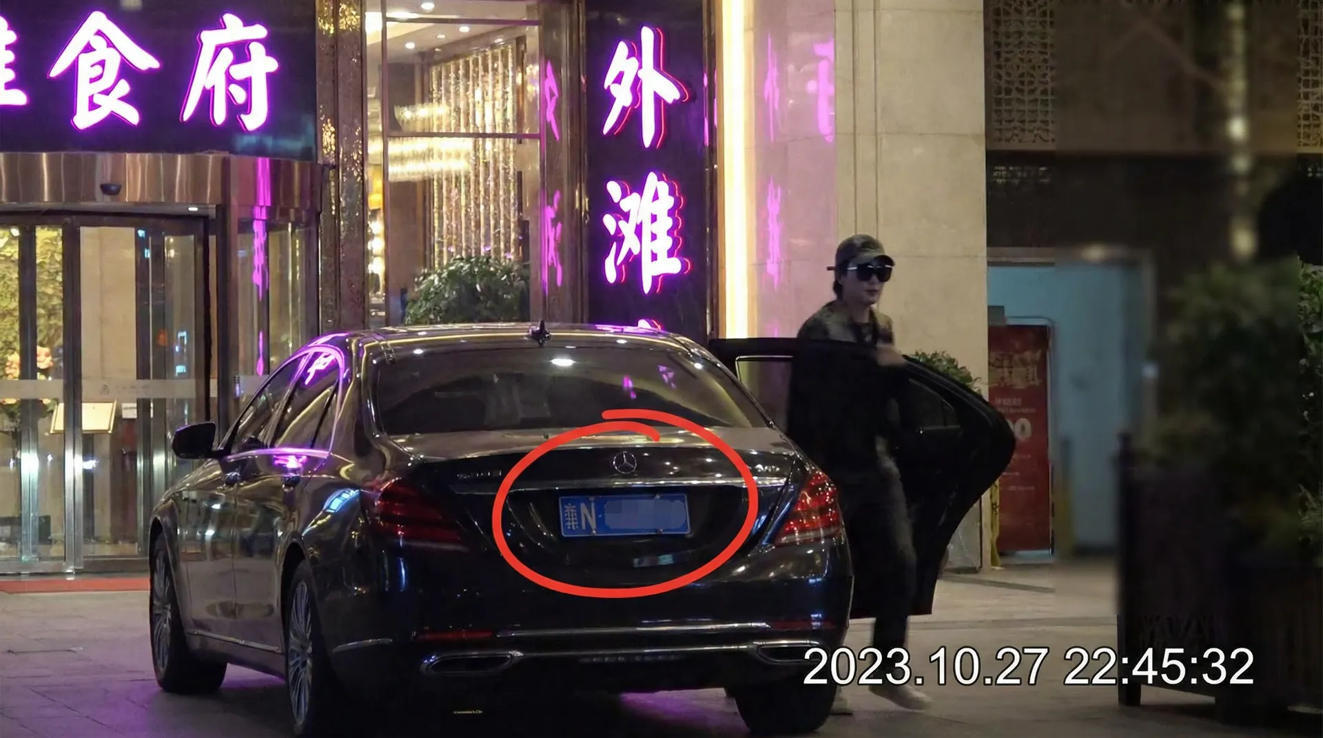 优德体育官网 - 豪车餐厅外偷拍